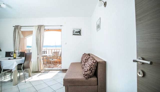 Apartment for 4+2, Seget Donji ❤, by the beach