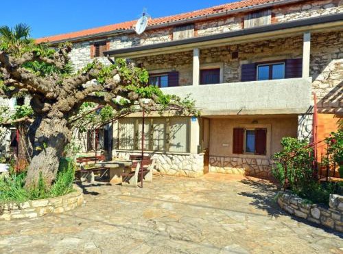 Apartment Große Wohnung in Babići mit Garten und Terrasse by Interhome