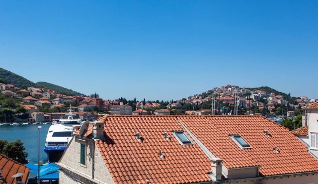 Apartment Hladilo Nostalgia - Comfort Two-Bedroom Apartment with Terrace and Partial Sea View