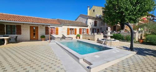 Apartments Vesna & Mario with pool in Sveti Lovreč Pazenatički