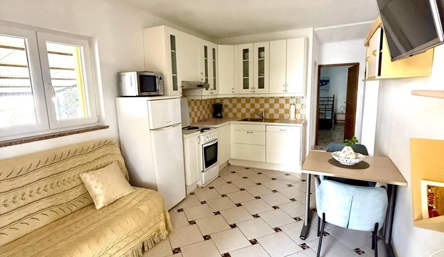 Apartment in Poreč with WiFi, AC, 4 minutes by walk to sea and 8 to city center in Porec