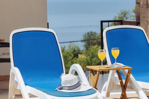 Apartment Laura Makarska - Peaceful Retreat with Pool & Sea View in Makarska