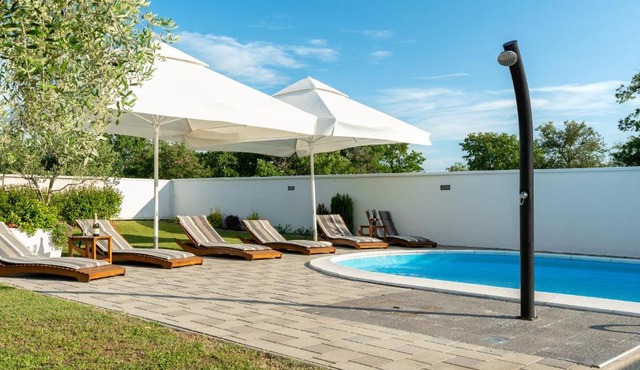 Apartment Leonardo in Galovac
