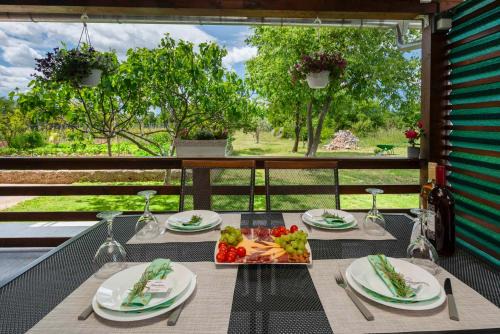 Apartment Martin-near Krka National park - terrace, free parking, nature stay