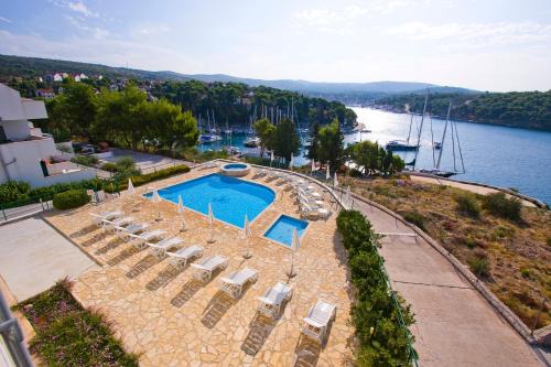 Apartment Milna - with Swimming Pool & Amazing Seaviews, above Bijaka Beach in Milna