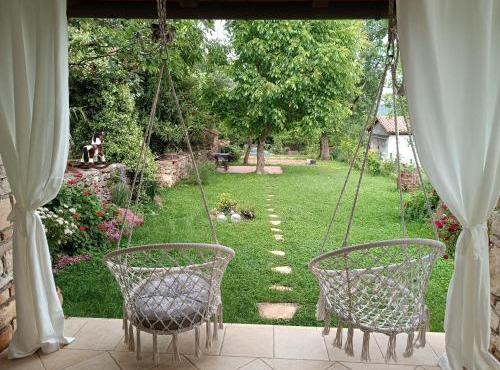 Apartment PARENZANA, little row HOUSE with big green yard in central Istria