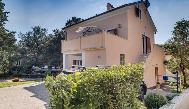Apartment Pineta 3, offers you comfort for your ideal vacation, located in Artatore.