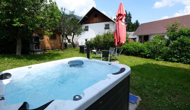 Apartment Planica 2 with a garden & a hot tub in Kranjska Gora