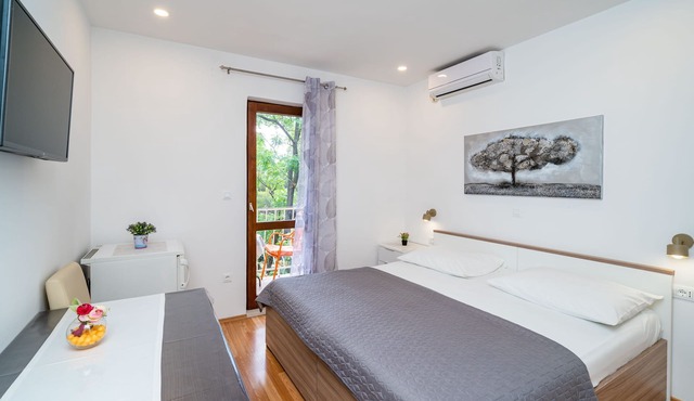 Apartment & Rooms Papa - Basic Double Room with Balcony and Partial Sea View