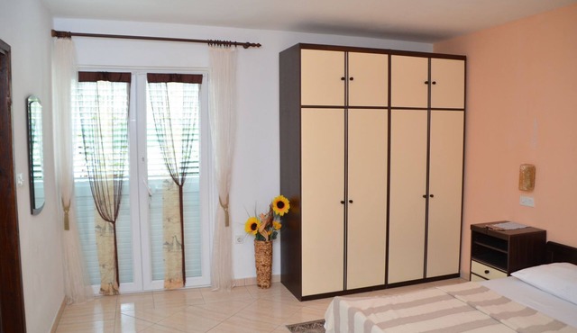 Apartment Ruža - peaceful area & parking: A1(6) - Supetarska Draga, Island Rab, Croatia