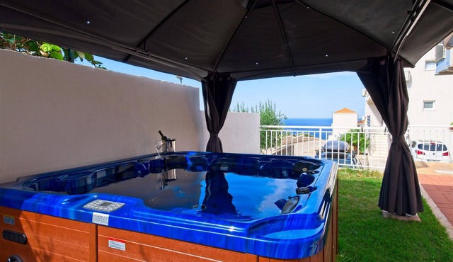 Apartment Šemeš- Three Bedroom Apartment with Jacuzzi and Sea View in Cavtat