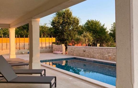Apartment Svila 2 with swimming pool