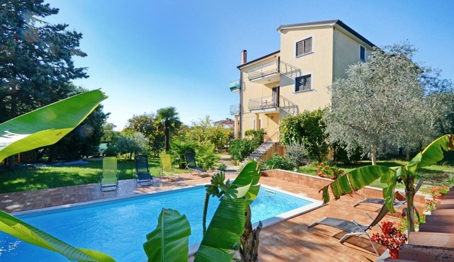 Apartment Umag Valica, near the beach, with swimming pool, fireplace, barbecue