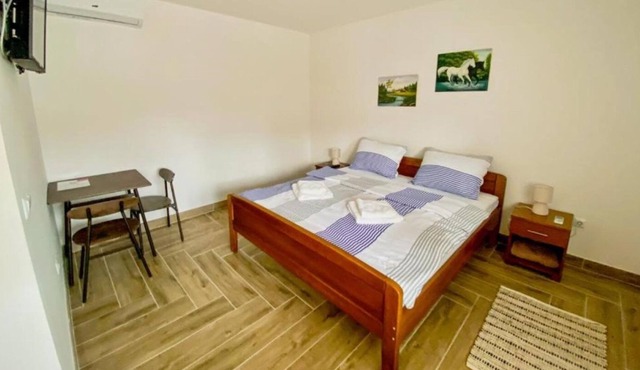 Apartment Verde - rooms with private bathrooms: R1(2) - Vrbanja, Continental Croati, Croatia