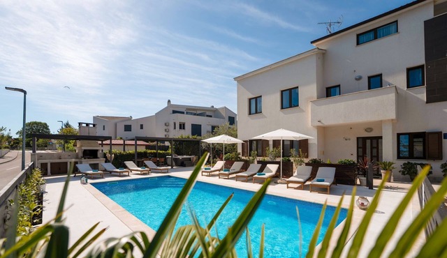 Apartment with pool, 2 persons, 100m from the sea
