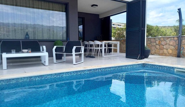 Apartment with Private Pool and Sea View