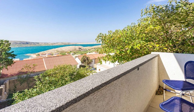 Apartment with sea view and pool in Zubovici