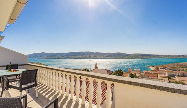 Apartment with sea view and pool in Zubovici