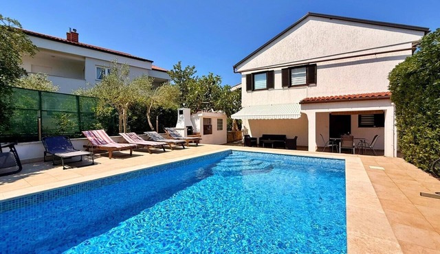 Apartment Zeljko - with Pool, 200 m from the Sea, two bedrooms, roofed terrace, private parking, BBQ facilities, outdoor shower, sun loungers