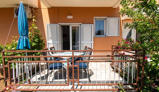Apartments Čaće (37742-A1) - Brodarica