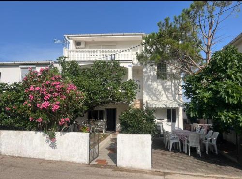 Apartments B&B in Povljana