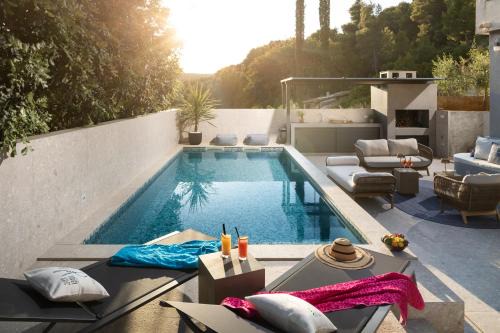 Apartments Belic with pool in Jelsa