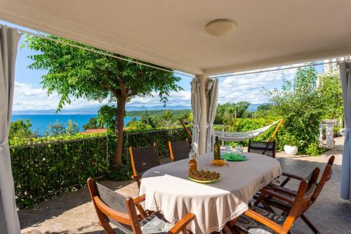 Apartments by the sea Njivice, Krk - 5295 in Njivice