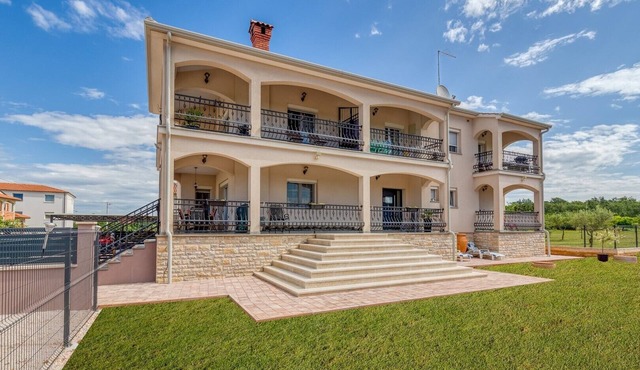 Apartments Covic/Three-Bedroom Apartment Black A6