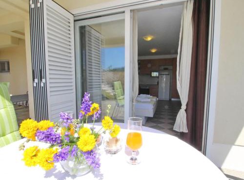 Apartments Gusti - Studio Apartment with Terrace and Sea View
