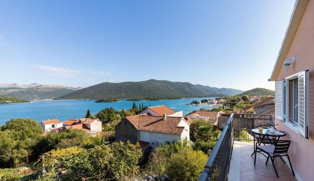 Apartments Memunić - One Bedroom Apartment with Balcony and Sea View in Ston