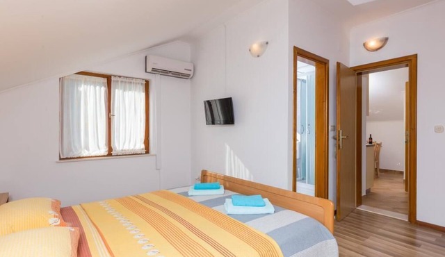 Apartments Memunić - One Bedroom Apartment with Garden View in Ston