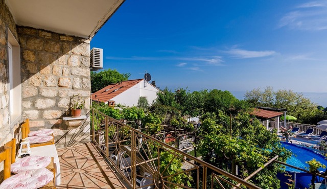 Apartments Nicol - Two-Bedroom Apartment with Balcony and Sea View in Dubrovnik