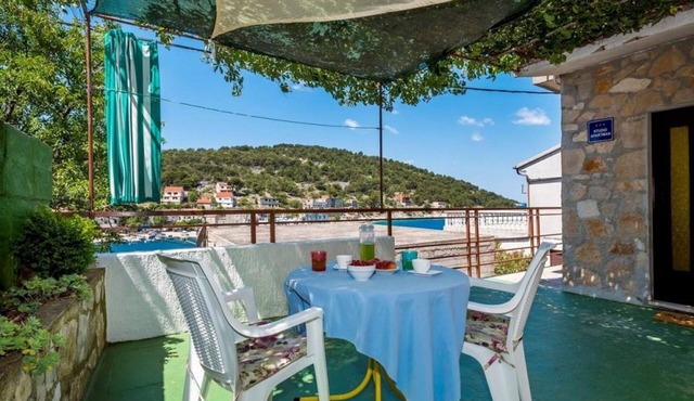 Apartments Senka (28561-A2) - Zirje - island Zirje