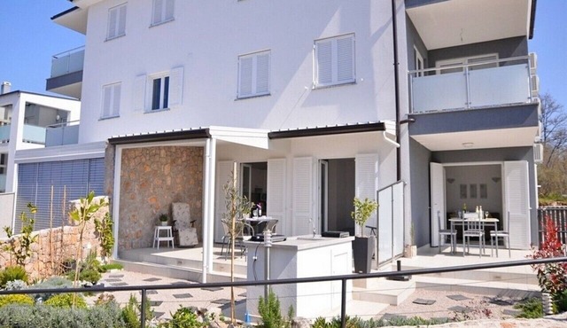 Apartments Stefi, (14506), Njivice, hr