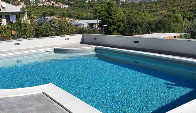 Apartments Villa Salona Sky - Premium Two Bedroom Apartment with Balcony