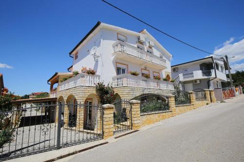 Apartments with a parking space Maslenica, Novigrad - 6572