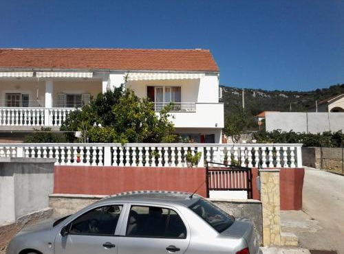 Apartments with parking space Vinisce, Trogir - 12248