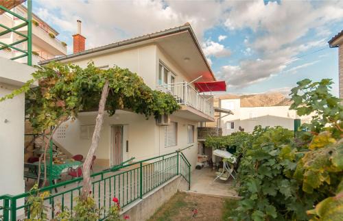 Apartments with parking space Omis - 14422 in Omiš