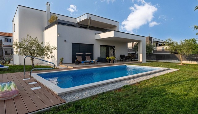 App Ana with Shared Pool and Jacuzzi