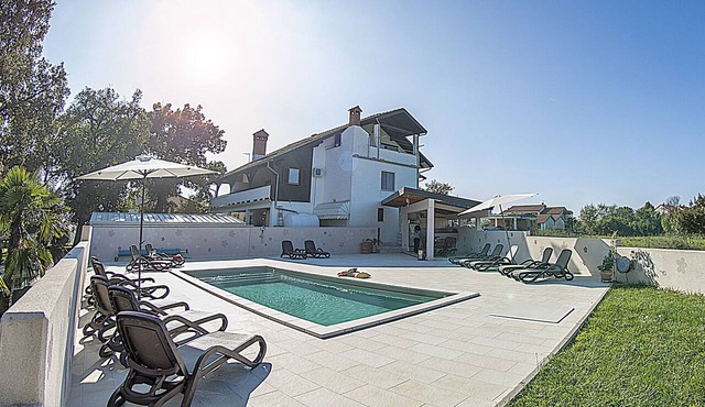 APP1 Romantic villa with pool - 5 min from the beach!