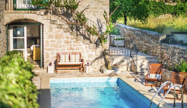 Authentic villa with pool on the island of Brac, 800 m from the beach