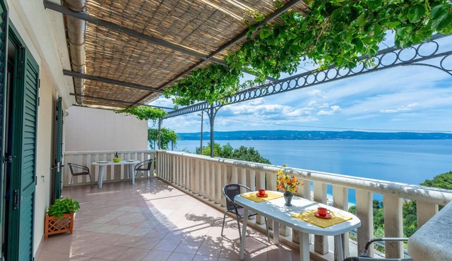 Awesome apartment in Omis with WiFi
