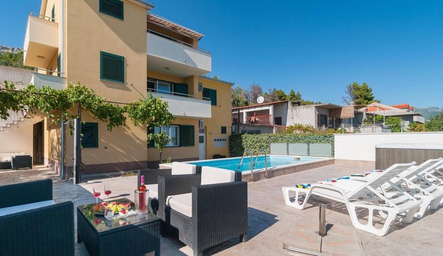 Awesome apartment in Solin with house sea view