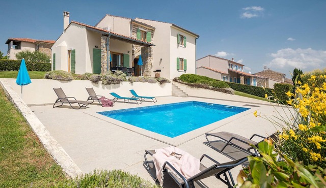 Awesome home in Baredine