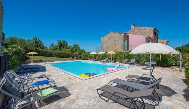 Awesome home in Baredine with WiFi