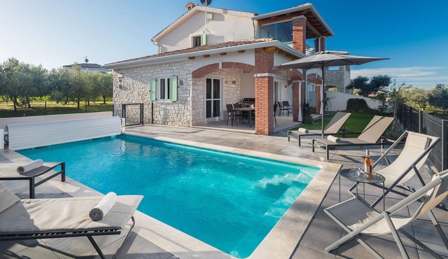 Awesome home in Buzinija with private swimming pool, can be inside or outside in Buzinija