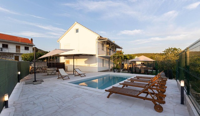Awesome home in Blato na Cetini