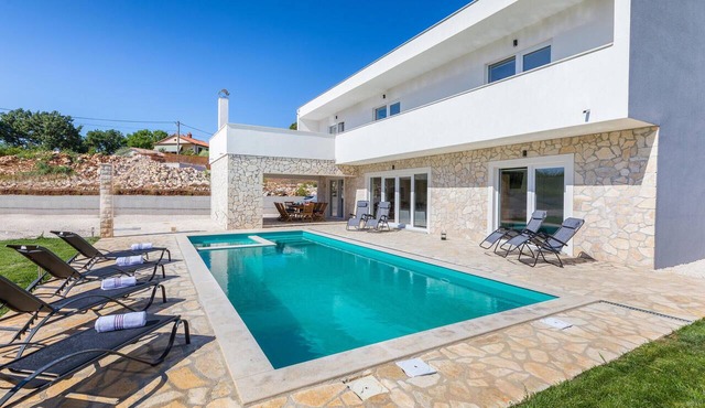 Awesome home in Jursici