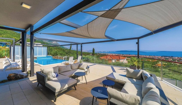 Awesome home in Kastel Stari