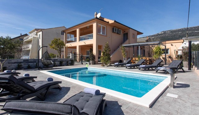 Awesome home in Kastel Stari
